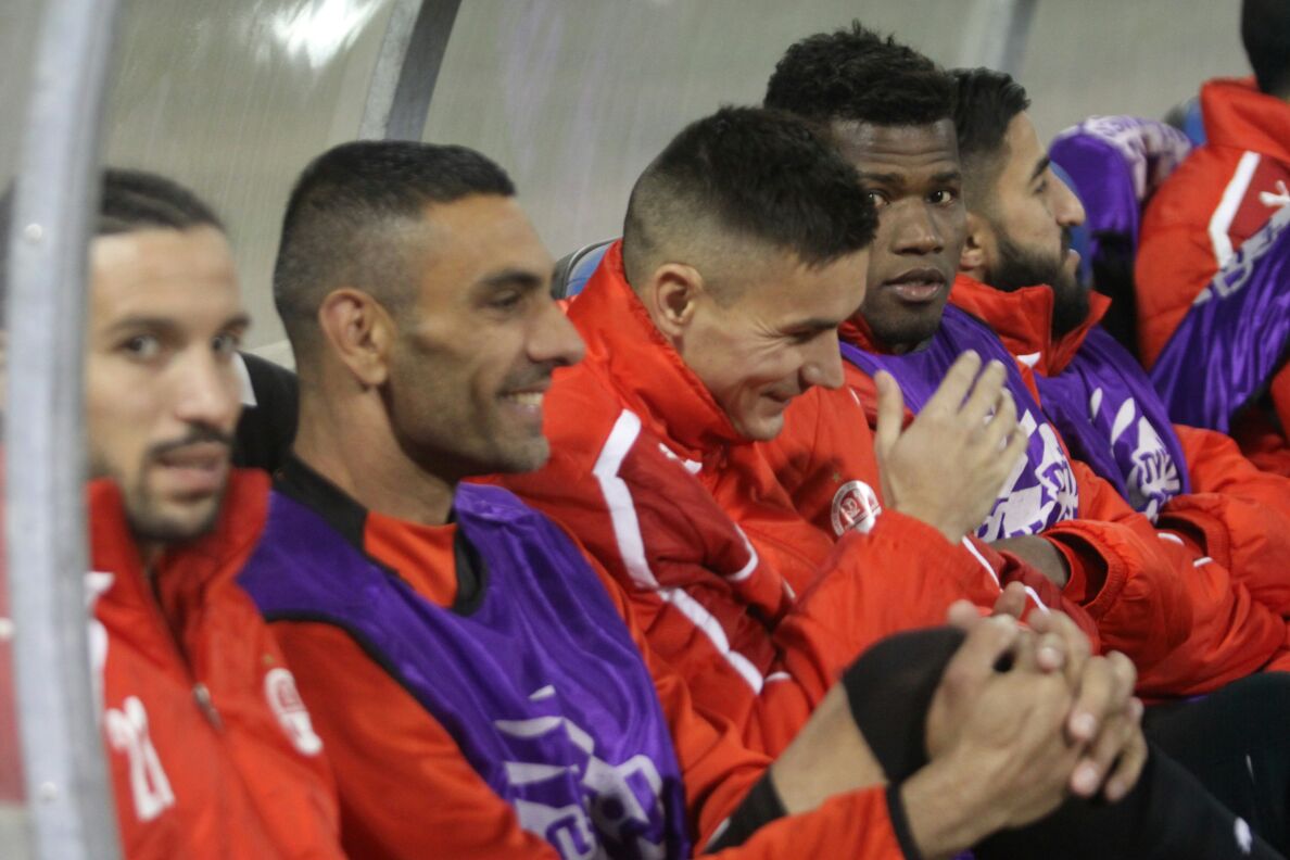 דודו גורש מבלה על הספסל. גיא חיימוב בשער (צילום: שי מוגילבסקי)